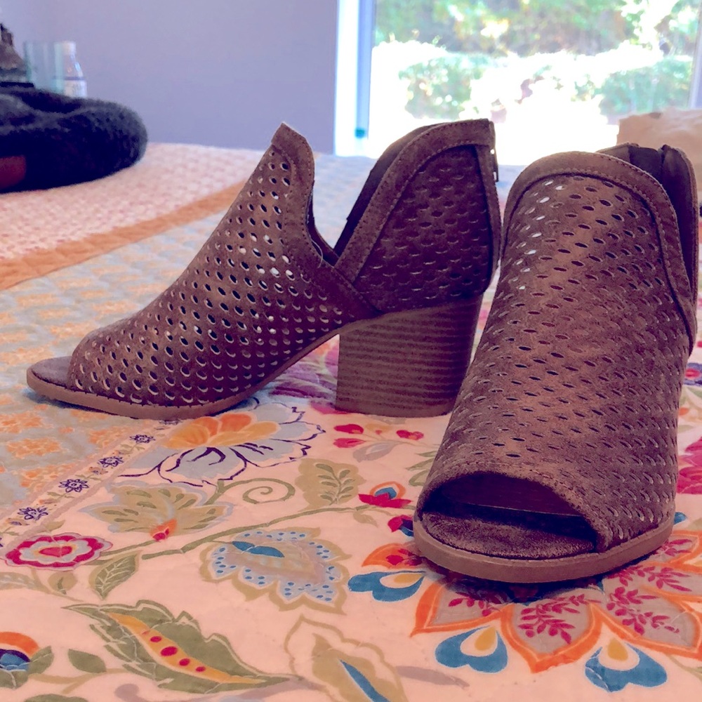 Like new (worn once) very cute with jeans and a sweater!